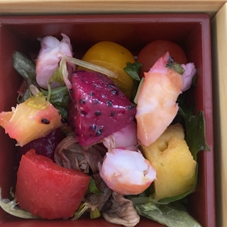 トロピカルなフルーツたっぷり彩り海老サラダ
